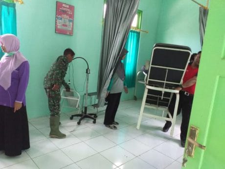 Demi Sukseskan TMMD, Babinsa Jatiroyom All Out di Desa Sasaran