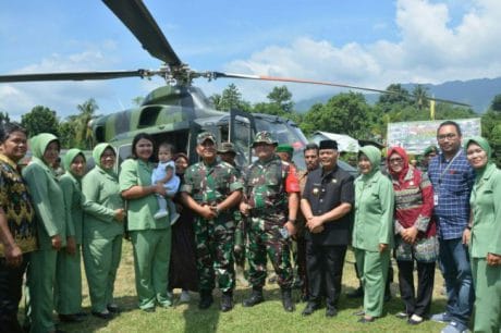 Ibu Persit KCK Cabang XLIII Dim 1419/Enrekang menyambut Pangdam XIV/Hasanuddin