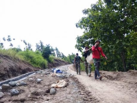 Di Jatiroyom Pemalang, Karung Bekas Dimaksimalkan Untuk Pengangkutan