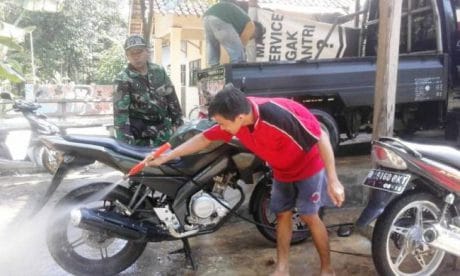 Cucian Motor/Mobil Desa Cangak Dapat Pelanggan Baru Satgas TMMD Pemalang