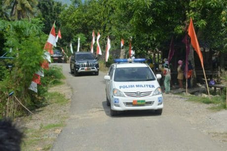 Iring-iringan kendaraan saat Pangdam XIV/Hasanuddin meninjau sasaran TMMD di Enrekang