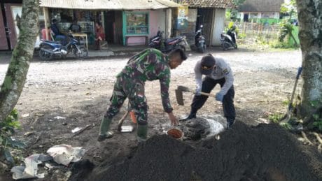 Polri Selalu Setia Membantu Percepatan Pengerjaan Sasaran TMMD Ke 104 Kodim 0824/Jember