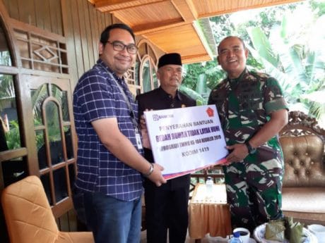 Penyerahan secara simbolis bantuan bedah rumah kepada Pangdam XIV/Hasanuddin