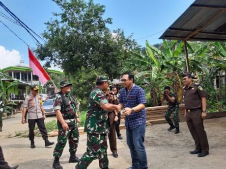 Pimpinan BRI Cabang Enrekang menyambut kedatangan Pangdam XIV/Hasanuddin di Lokasi TMMD