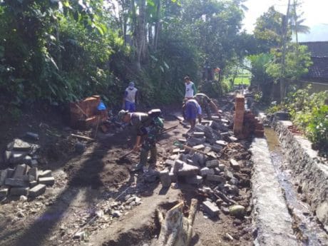 Masuki Hari Akhir, Warga Desa dan Satgas TMMD 104 Jember Kebut Jalan Paving