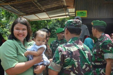 Pengurus Persit Kodim 1419/Enrekang Sambut Kedatangan Pangdam XIV/Hsn Di Desa Tungka