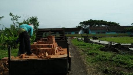 Pak Yanto Pengusaha Batu Merah Ikut Di Untungkan Dengan TMMD Ke 104 Kodim 0824/Jember