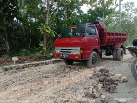 Truk pengangkut dari TMMD 104 memasuki Desa Lallatang, Kecamatan Dua Boccoe, Kabupaten Bone