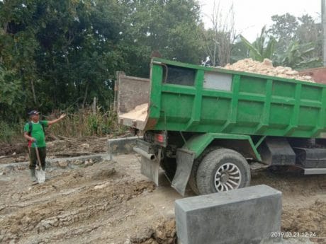 Truk Pengangkut Matrial Silih Berganti  Masuk Ke Lokasi TMMD