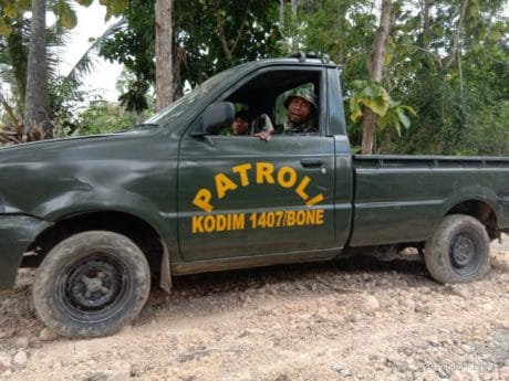 MOBIL PATROLI KODIM SEBAGAI SARANA TRANSPORTASI DI DESA LALLATANG