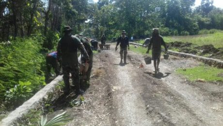 “Anggota satgas TMMD bersama warga kebut pembangunan talud jalan”