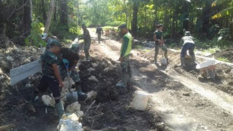 SATGAS TMMD 104 KODIM 1407/BONE LANJUTKAN PEMBUATAN TALUD