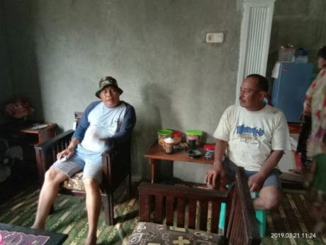 Anggota satgas TMMD melaksanakan anjangsana di sela – sela waktu senggang