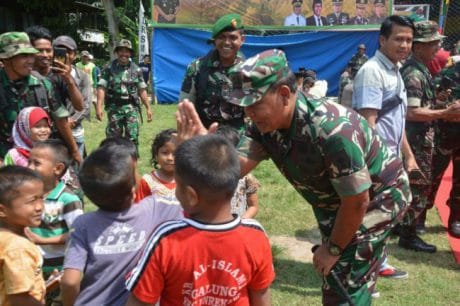 Keceriaan Anak Anak Desa Tungka Bertemu Pangdam XIV/Hsn