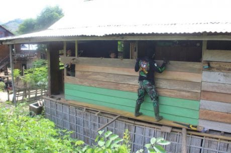 Satgas TMMD bedah rumah Ibu Habis di dusun Galung