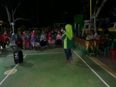 Kadis Pemberdayaan Perempuan dan Perlindungan Anak memberikan penyuluhan bagi masyarakat Desa Tungka