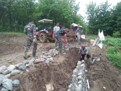 Improvisasi Mendorong Material TPT di Medan Sulit Parunggalih Pemalang