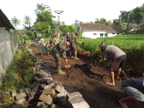 TMMD 104 JEMBER : BERBURU DENGAN WAKTU SELESAIKAN JALAN PAVING