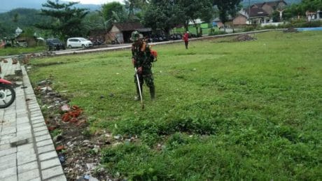 Babinsa Bersama Satgas TMMD Ke 104 Kodim 0824/Jember Bersihkan Lapangan Gayasan