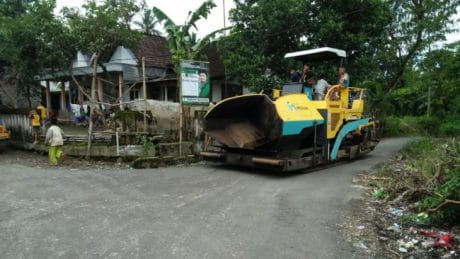 Proses Finishing Jalan Paleran Setelah diawali oleh Satgas TMMD Ke 104 Kodim 0824/Jember