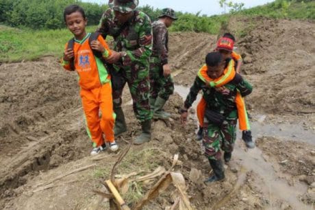 Indahnya Kebersamaan TNI Pemalang dan Anak Desa Parunggalih