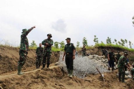 Pemasangan Bronjong Titik II di Jatiroyom Pemalang Dipantau Inspektorat TNI