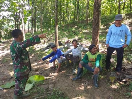 Pembagian Tugas Juga dilakukan Anggota Satgas TMMD Dalam Mencari Material