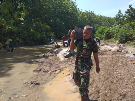 Motivasi Anggota Satgas, Pasiter Kodim Pemalang Ikut Angkat Batu Dari Sungai