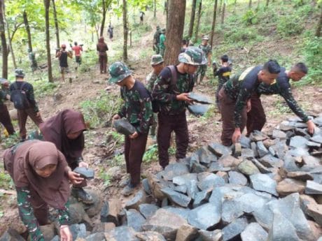 Di Hutan Perhutani Pemalang, Pramuka SWK Kerja dan Makan Bersama