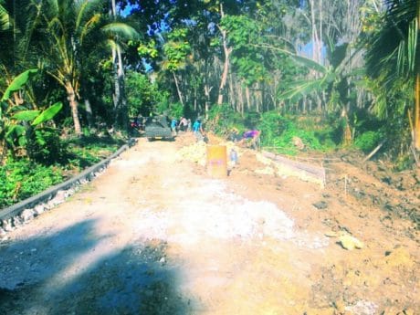 SATGAS TMMD BERSAMA WARGA SEMANGAT MENYELSAIKAN PEMBANGUNAN JALAN