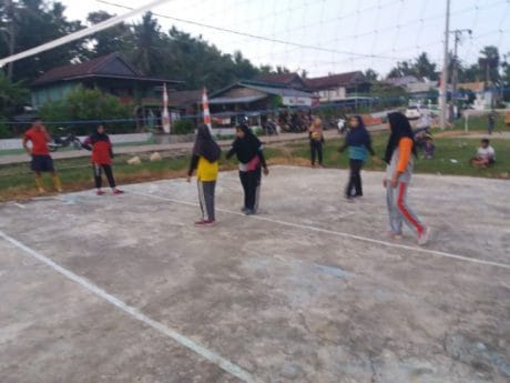 SATGAS TMMD 104 KODIM 1407/BONE MEMBANGUN KEBERSAMAAN DENGAN WARGA MELALUI OLAHRAGA