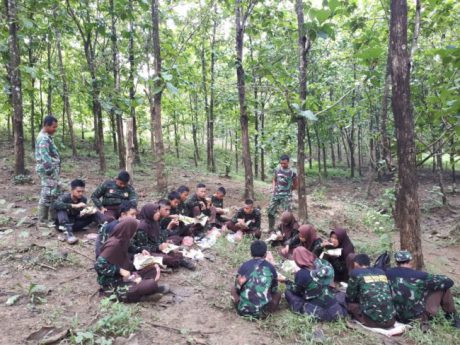 Makan Siang Seperti Latihan di Hutan diLakukan TMMD Jatiroyom