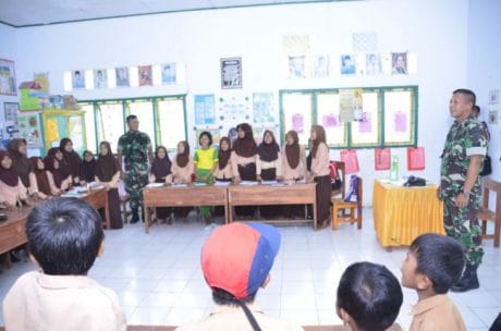 SATGAS TMMD KE 104 KODIM 1407/BONE JADI PENGAJAR DI SEKOLAH-SEKOLAH DESA LALLATANG