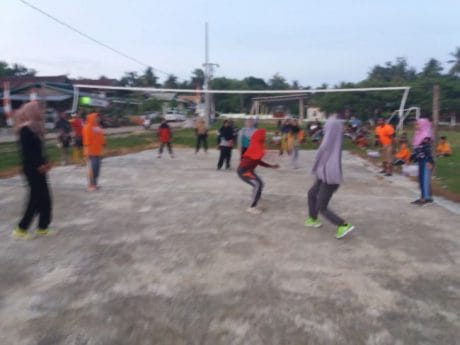 MASYARAKAT DESA LALLATANG MELAKSANAKAN KEGIATAN OLAHRAGA MAIN VOLLEY