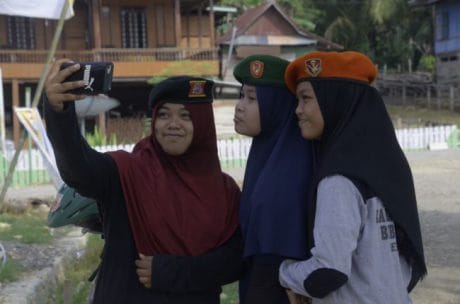 Bangun Kedekatan Satgas TMMD Dengan kalangan Anak – anak muda