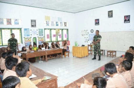 “Anggota satgas TMMD ke 104 mengajar disekolah SD Negeri 99 Lallatang”