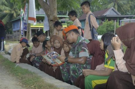 Menjelang Penutupan anggota satgas TMMD menyempatkan diri memberikan Wasbang ke anak SD