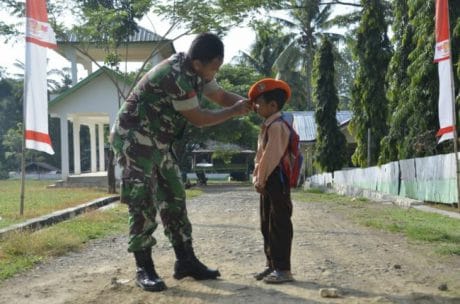 “ANGGOTA TNI MEMBINA ANAK SEKOLAH”