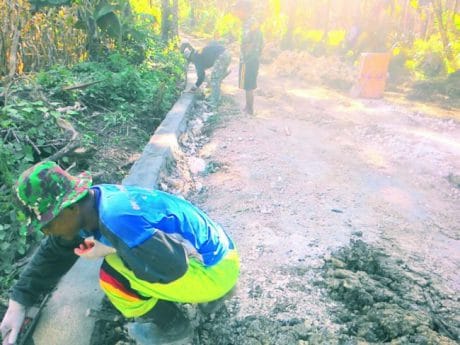 FINISHING PEKERJAAN TALUD JALAN TMMD DI DESA LALLATANG KEC DUABOCCOE