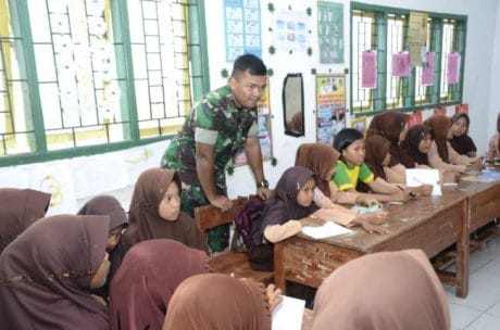 ANGGOTA SATGAS TMMD   BERPARTISIPASI DENGAN MENGAJAR DI SEKOLAH DASAR
