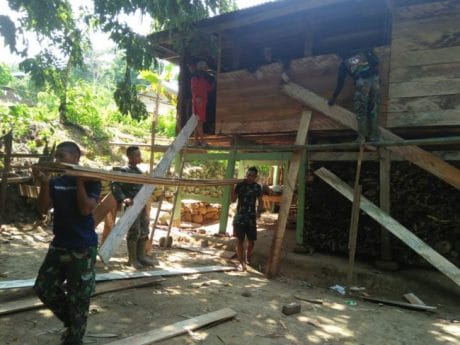 Satgas TMMD ke-104 bedah rumah di Dusun Tapuan