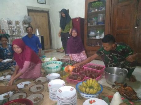 Anggota Satgas TMMD Turut Bantu Memasak