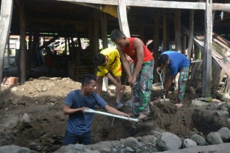Satgas TMMD ke-104 ajari hidup sehat melalui pembangunan jamban keluarga