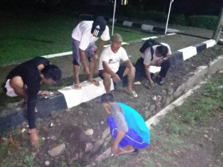 Tak Ingin Malu Penutupan TMMD, Wong Jatiroyom Pemalang Bersih-bersih Malam