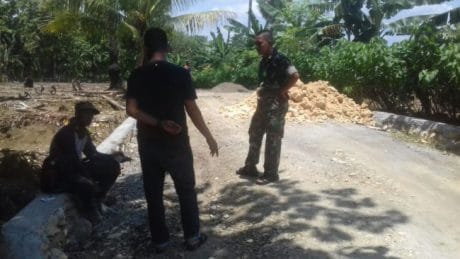 DANSATGAS TMMD 104 KODIM 1407/BONE KUNJUNGI ANGGOTA DILOKASI KERJA