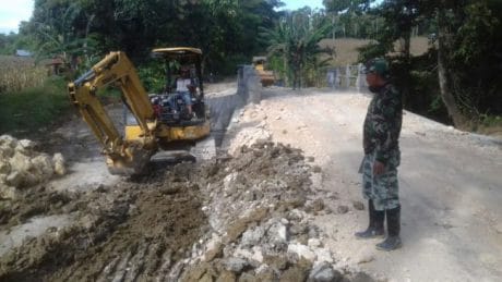 ALAT BERAT EXCAVATOR KODIM DI OPRASIKAN DI LOKASI TMMD