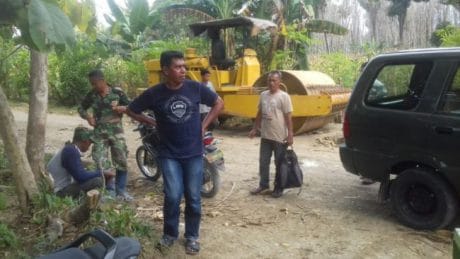 Alat berat Grader diturunkan untuk membantu meratakan dan memadatkan Jalan TMMD