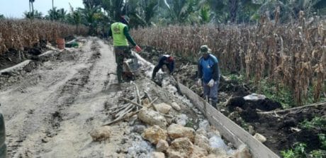 SATGAS TMMD TERUS BERUSAHA UNTUK MENYELESAIKAN PONDASI TALUD YANG MASI TERSISA