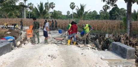 SATGAS TMMD KE 104 KODIM 1407/BONE KEBUT PEKERJAAN JELANG BERAKHIRNYA KEGIATAN TMMD