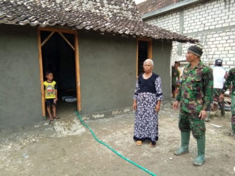 Senyum Tarsi Melihat Rumahnya Diperbaiki TNI